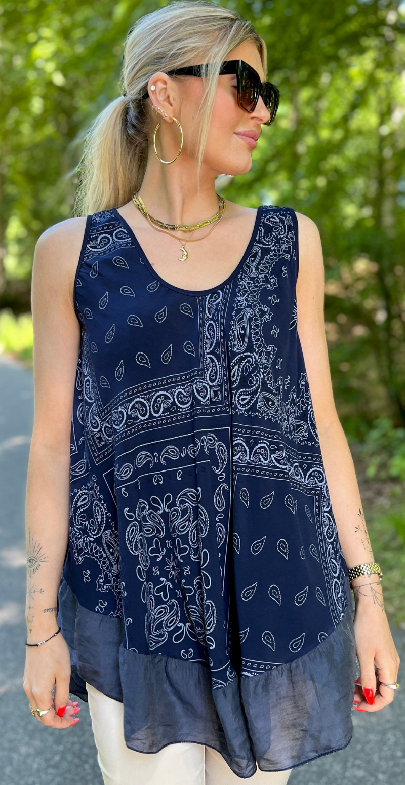 Zaida top med paisleyprint og satinkant navy LikeLondon