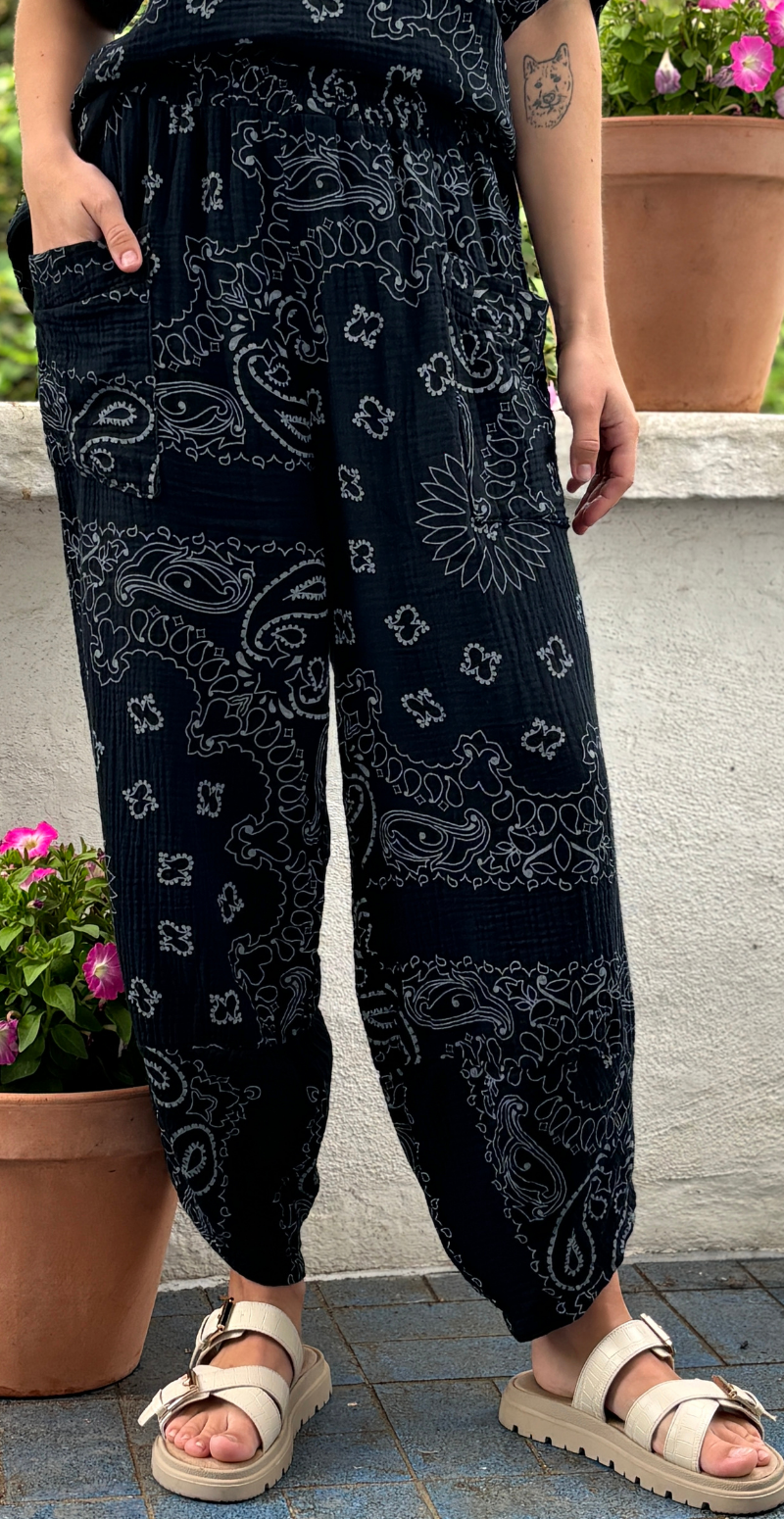 Bree sæt med bukser og bluse i musselin med paisley print sort LikeLondon