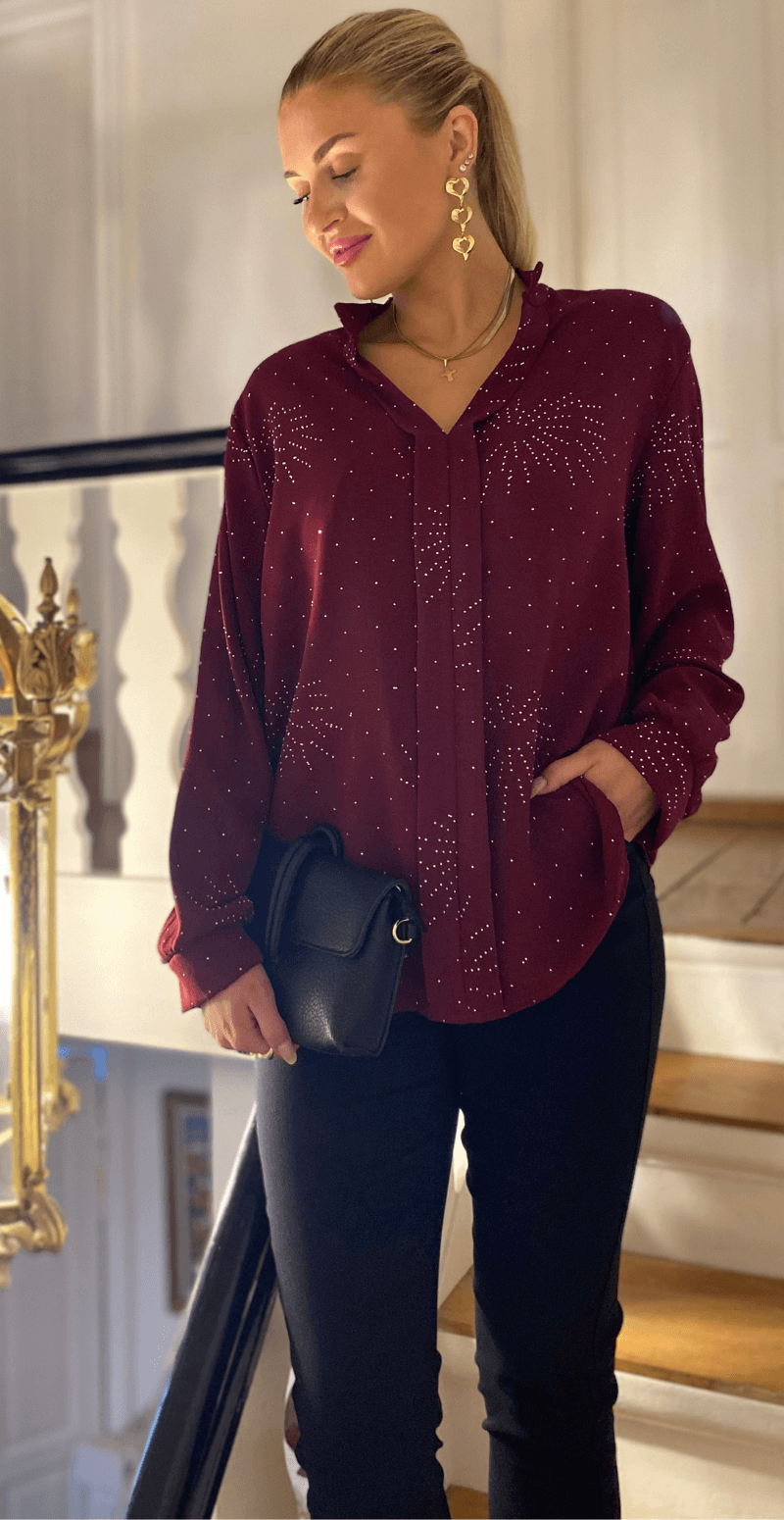 Naomi bluse med V-hals og mønster med similisten bordeaux LikeLondon
