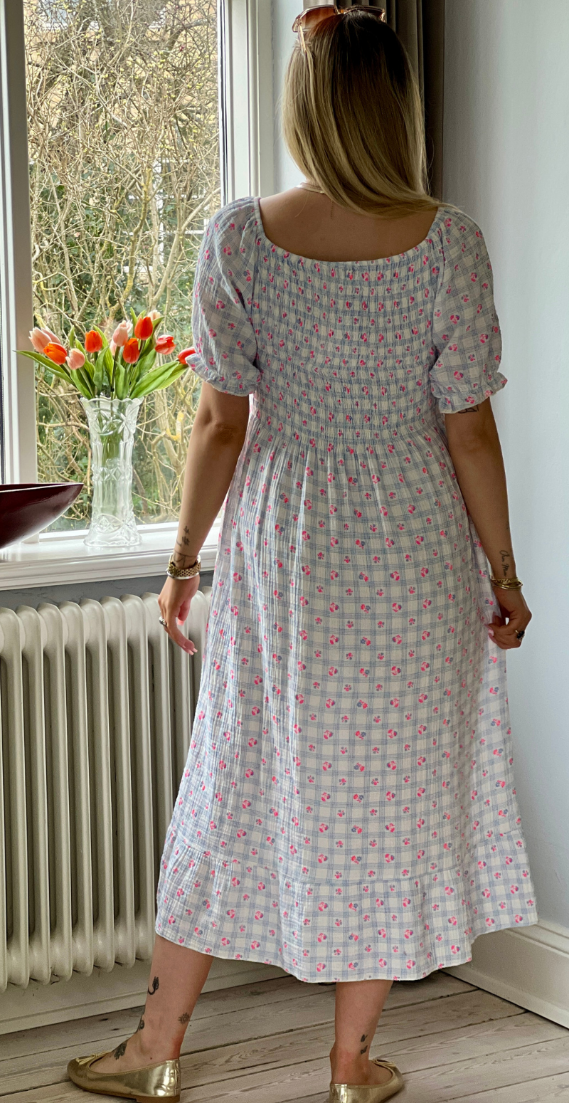 Olga ternet kjole med små blomster og smock blå LikeLondon