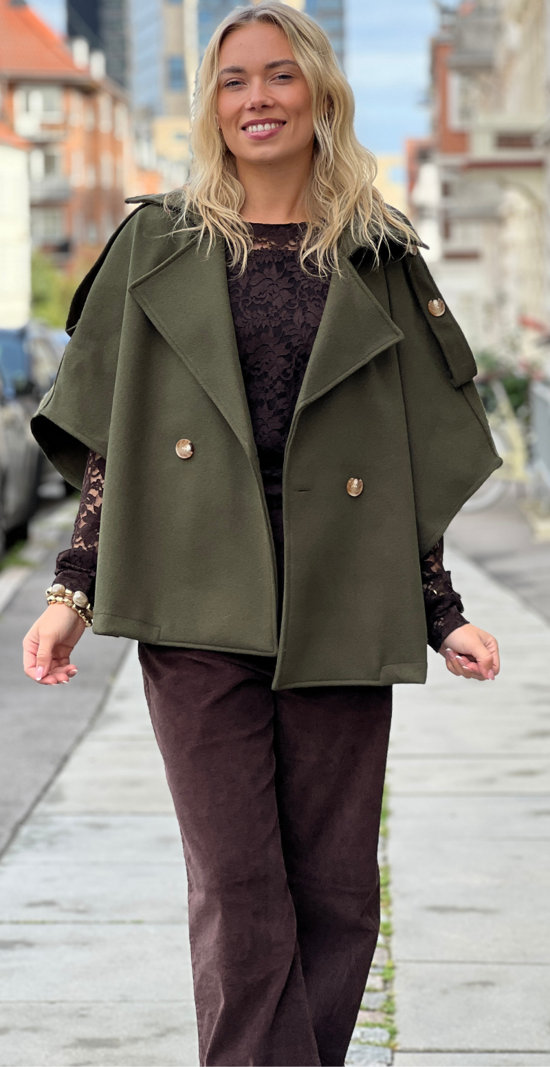 Cleo kort poncho jakke med knapper fortil og korte ærmer military LikeLondon