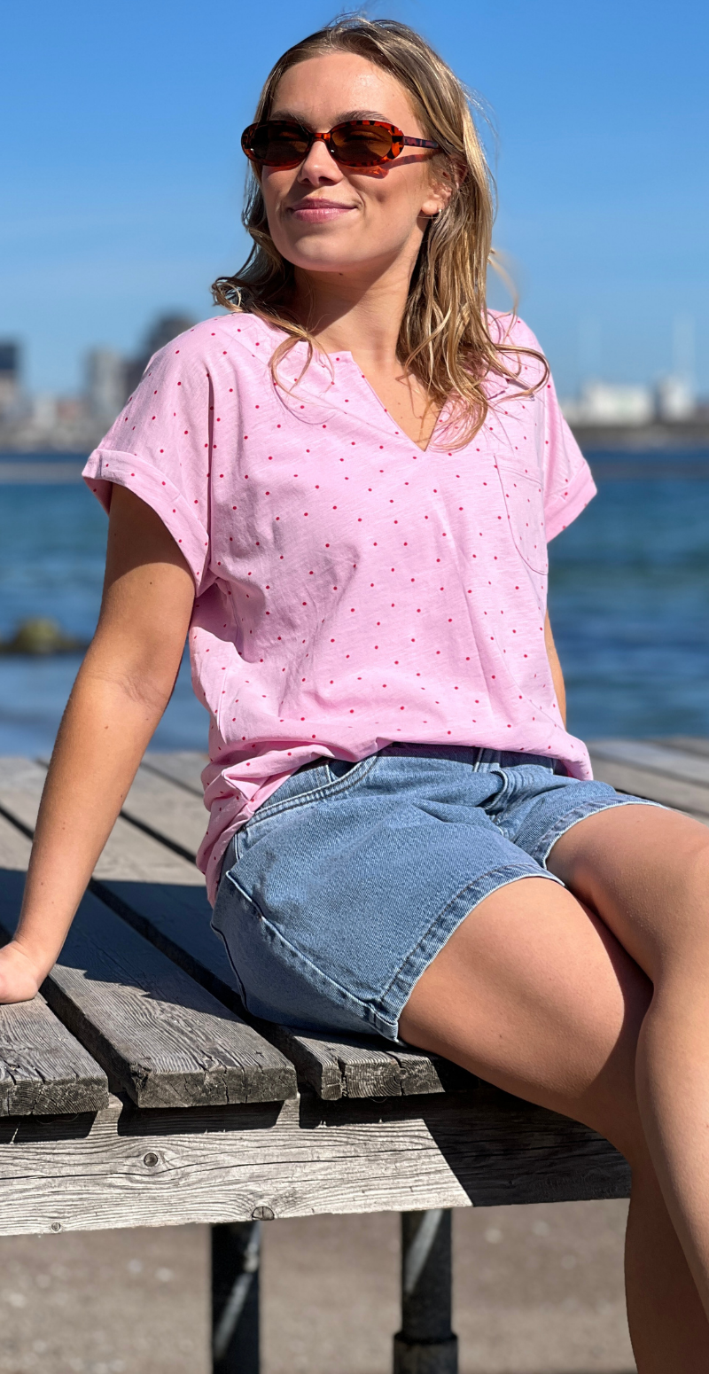 Viva T-shirt med v-hals og prikker sweet lilac w. true red Freequent