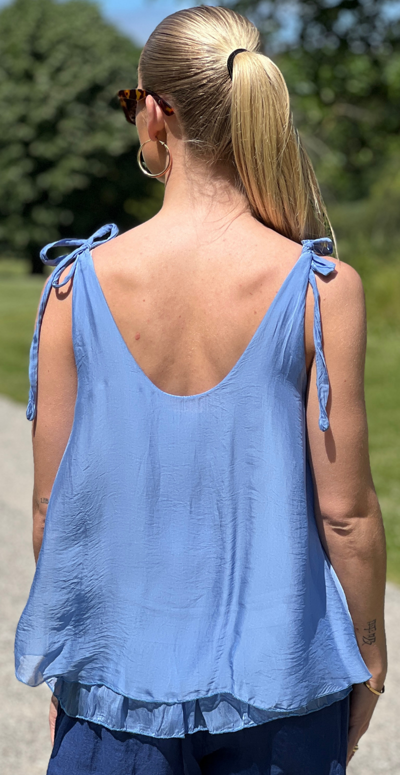 Roberta silketop I to lag med sløjfestropper jeans LikeLondon