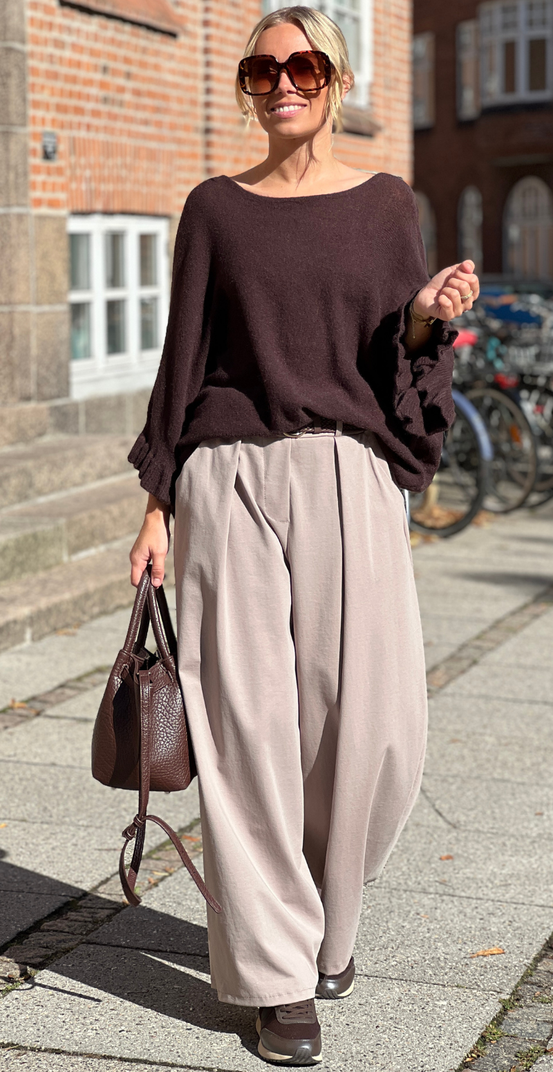 Louise strikbluse i baby alpaca med flæsedetaljer og 3/4 ærmer brun LikeLondon