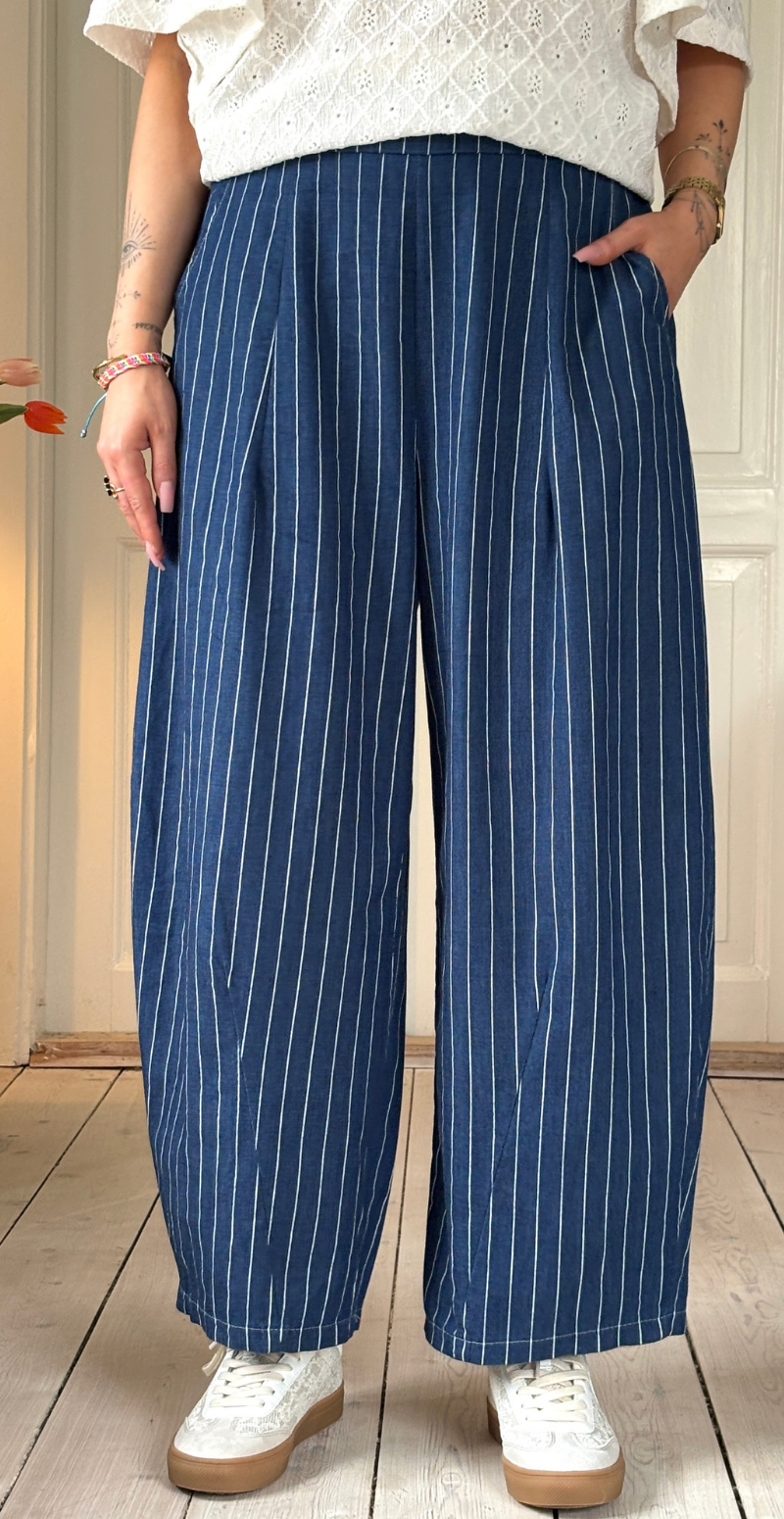 Nika denimbukser med nålestriber dark jeans LikeLondon