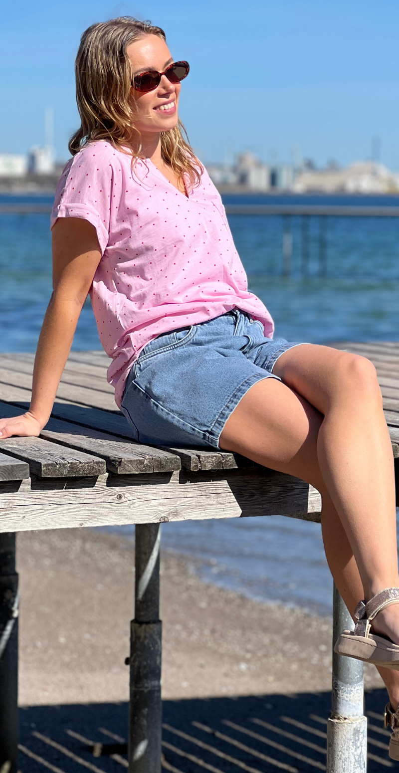 Viva T-shirt med v-hals og prikker sweet lilac w. true red Freequent