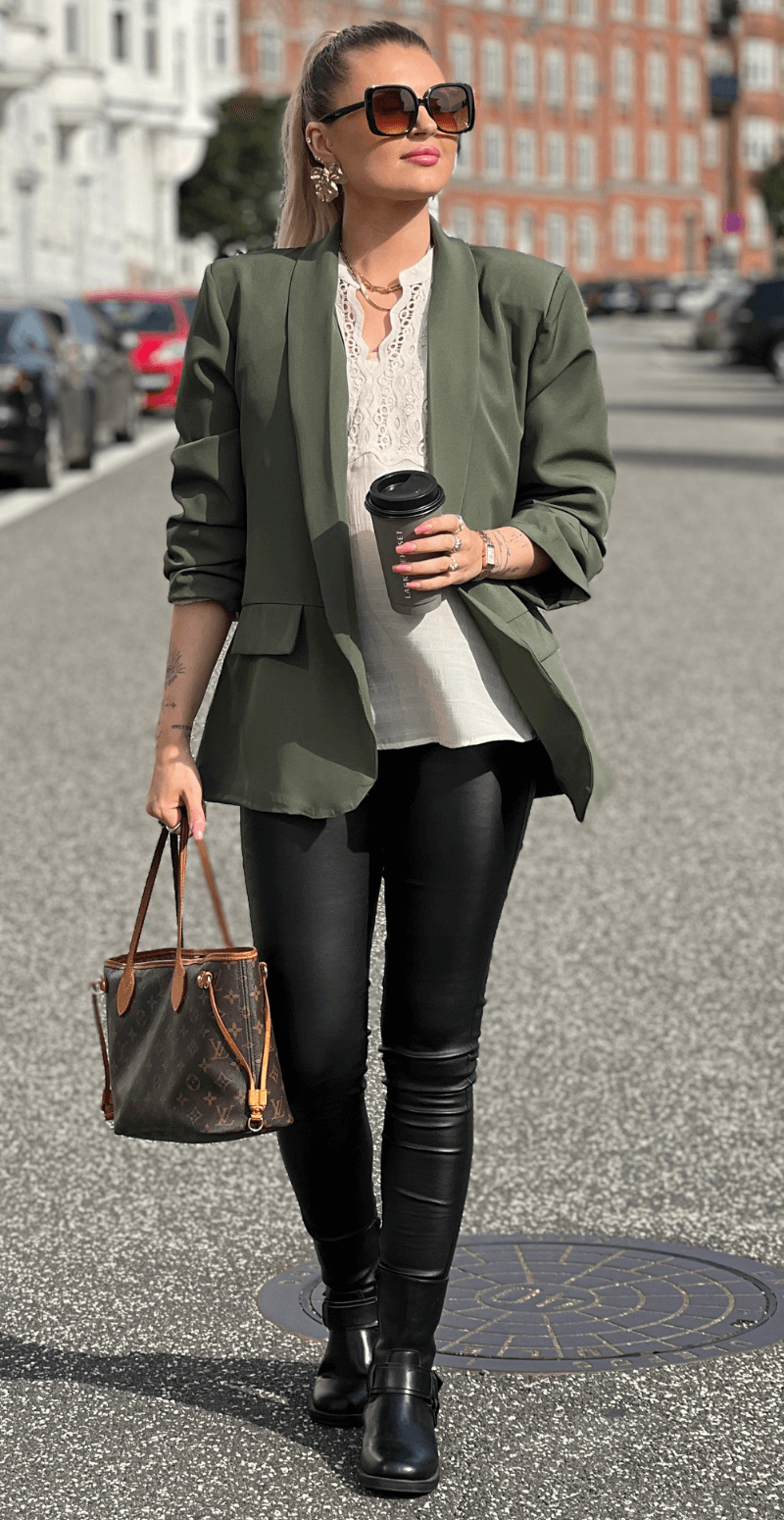 Sandy blazer med rynke effekt ved ærmet khaki LikeLondon