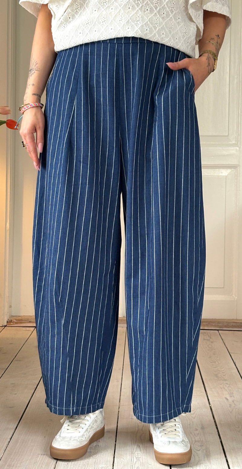 Nika denimbukser med nålestriber dark jeans LikeLondon