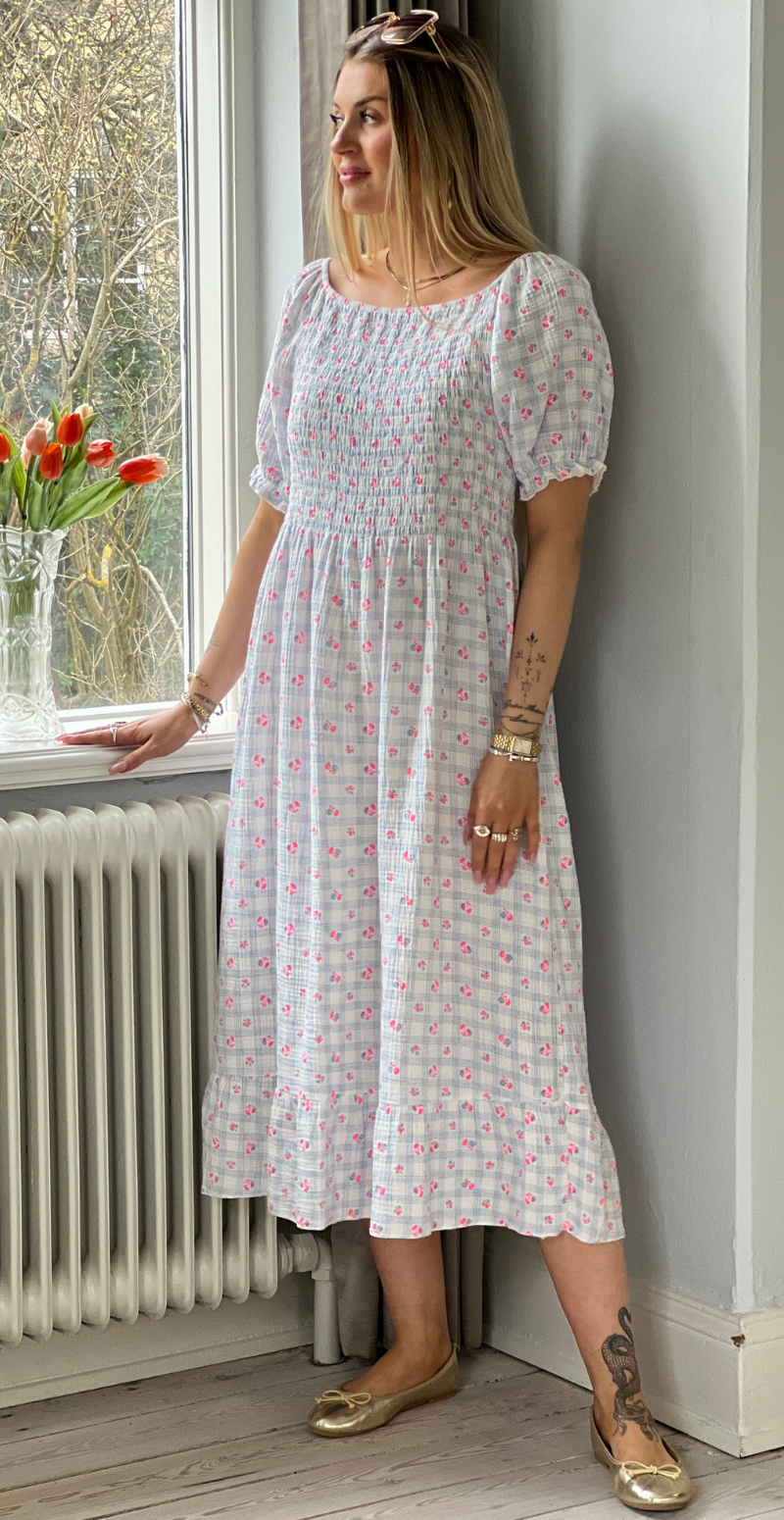 Olga ternet kjole med små blomster og smock blå LikeLondon