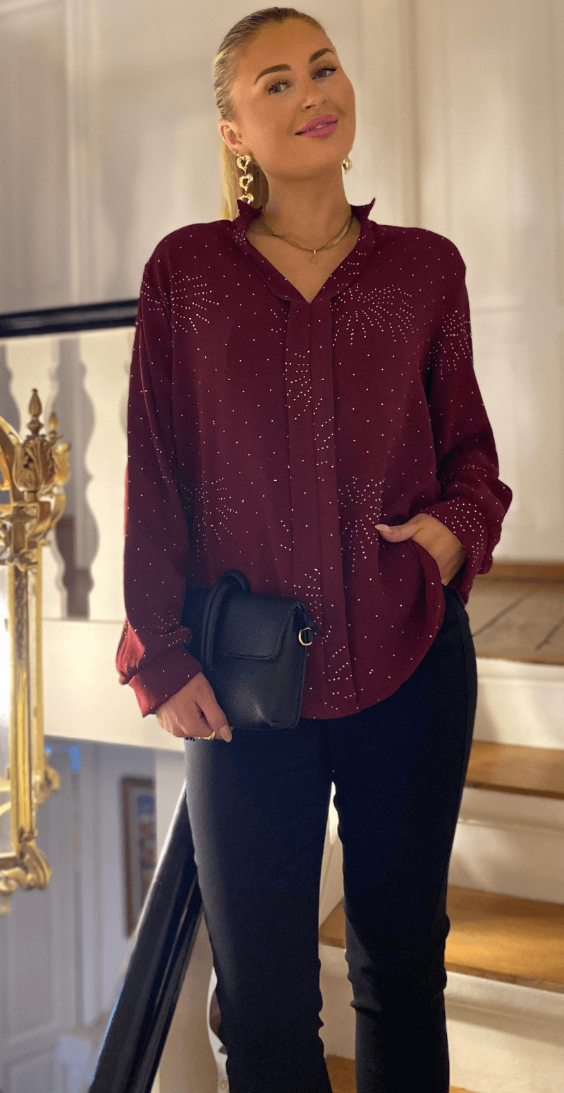 Naomi bluse med V-hals og mønster med similisten bordeaux LikeLondon