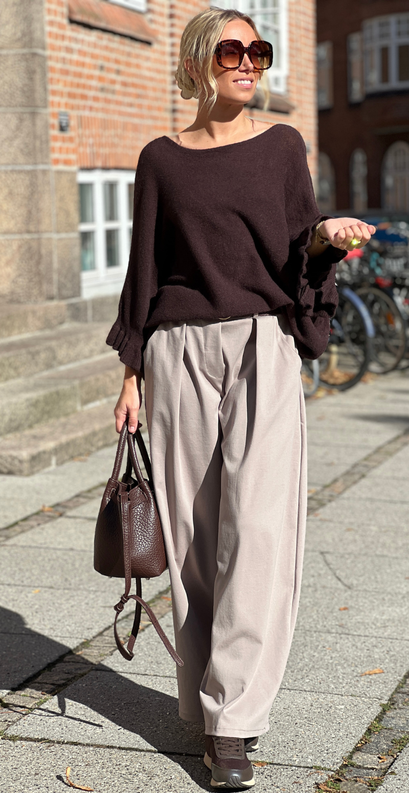 Louise strikbluse i baby alpaca med flæsedetaljer og 3/4 ærmer brun LikeLondon