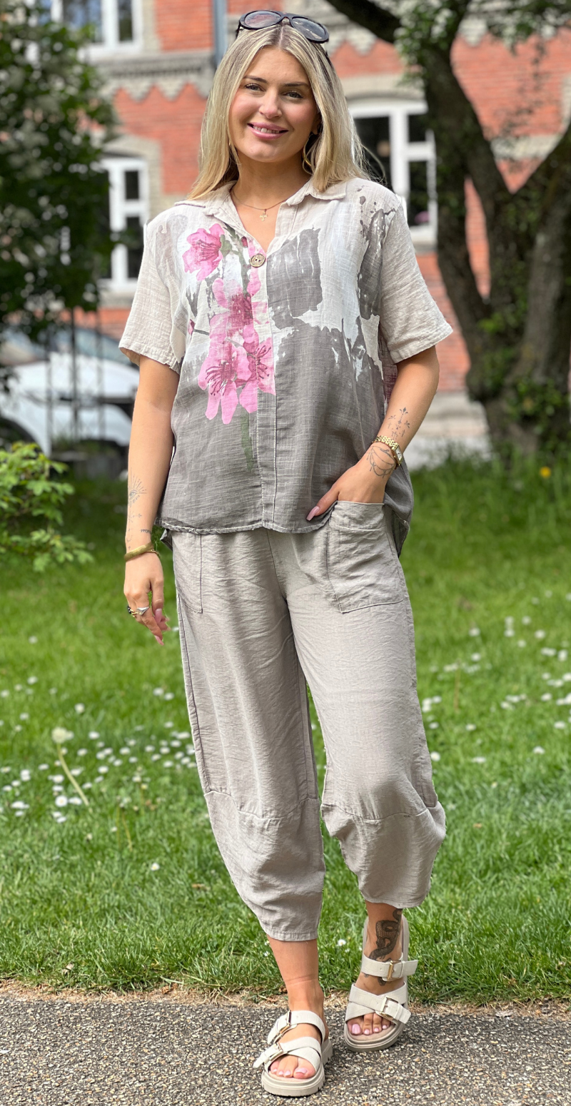 Gina bluse med blomsterprint og v-hals beige LikeLondon