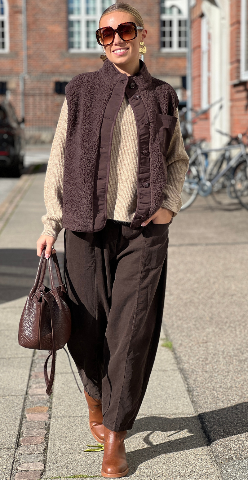 Onyx vest i teddy med brystlomme og knapper brun LikeLondon