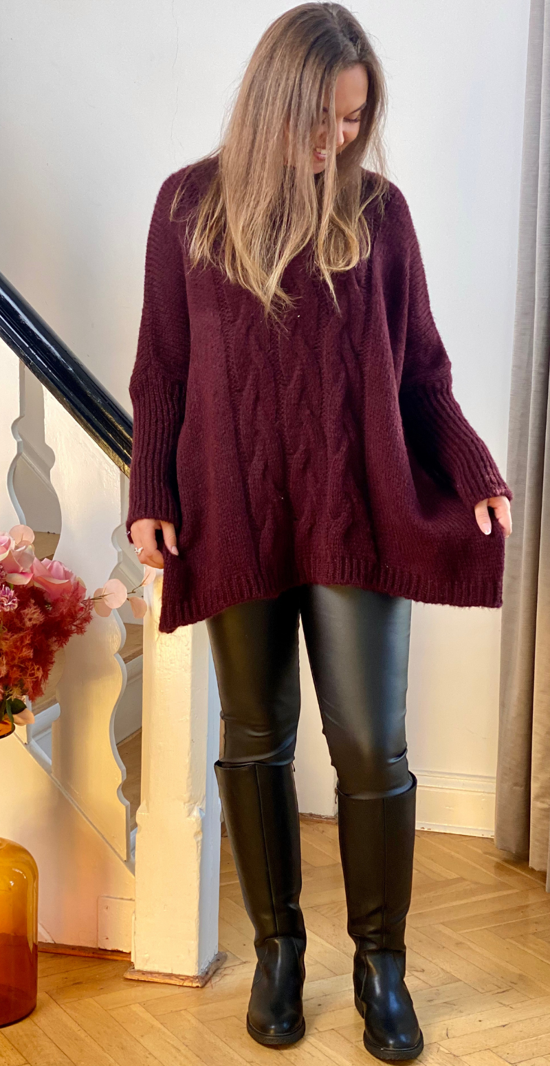 Daphne strik med kabelmønster og ribærme burgundy LikeLondon