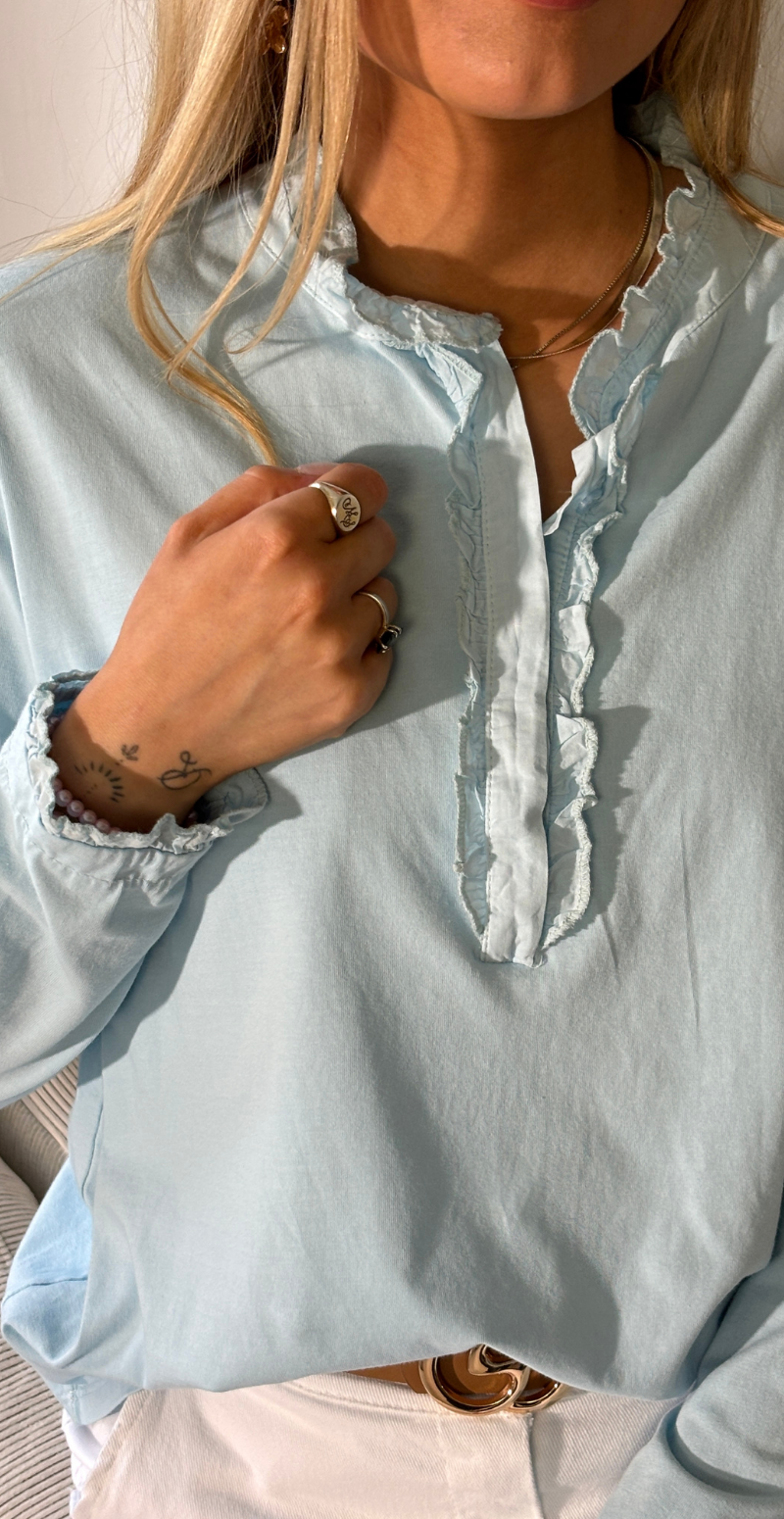 Alpha bluse med stolpelukning og flæsedetaljer lysblå LikeLondon