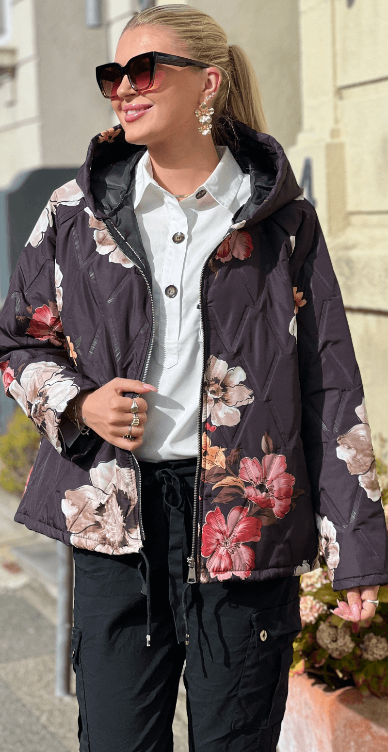 Amber kort jakke med blomster og hætte sort Likelondon