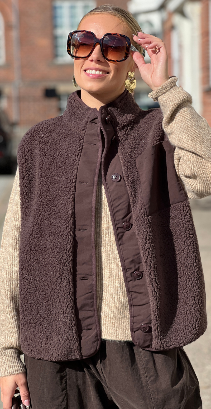Onyx vest i teddy med brystlomme og knapper brun LikeLondon