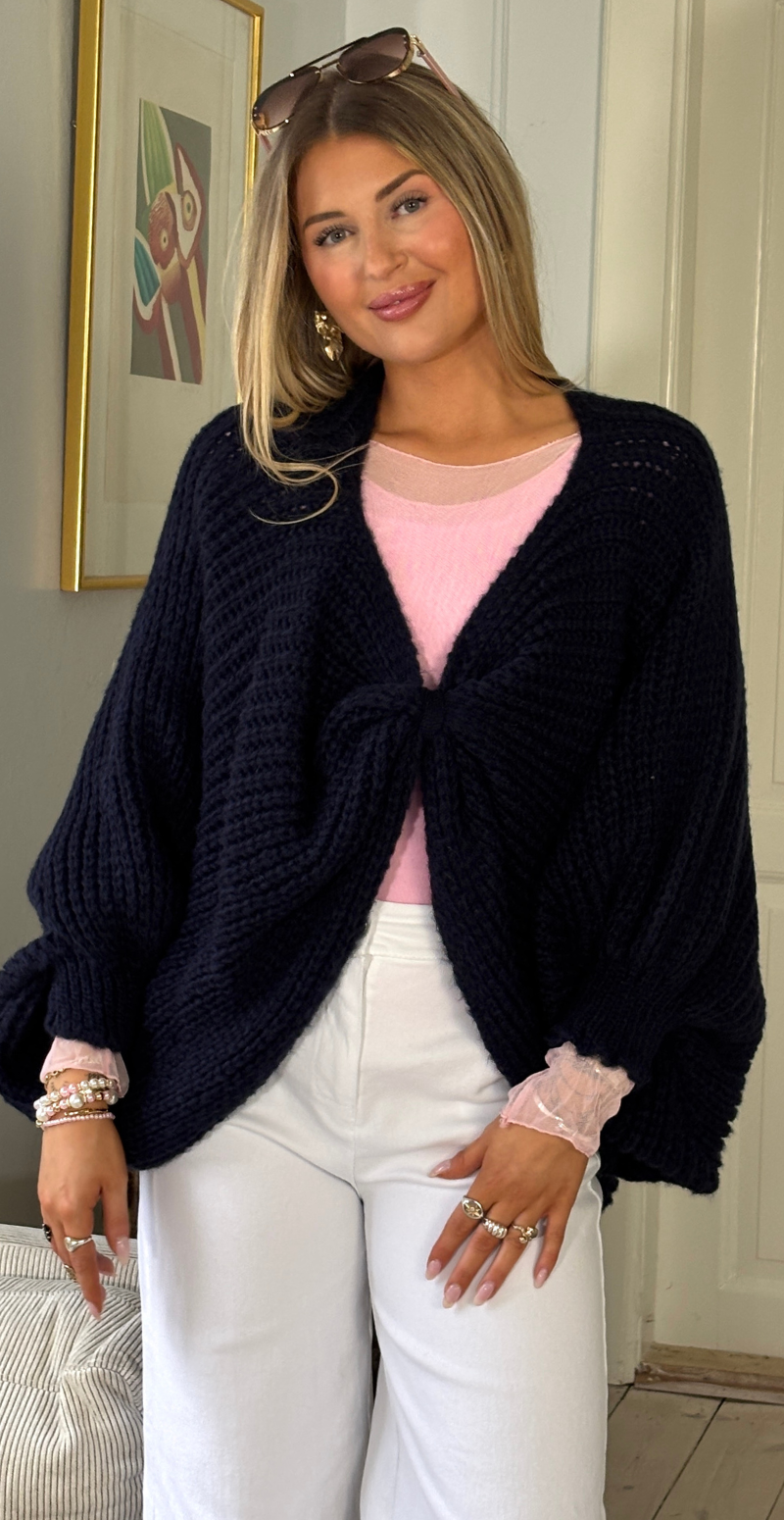 Erika uldstrik med flagermusærmer og rynkedetalje navy LikeLondon