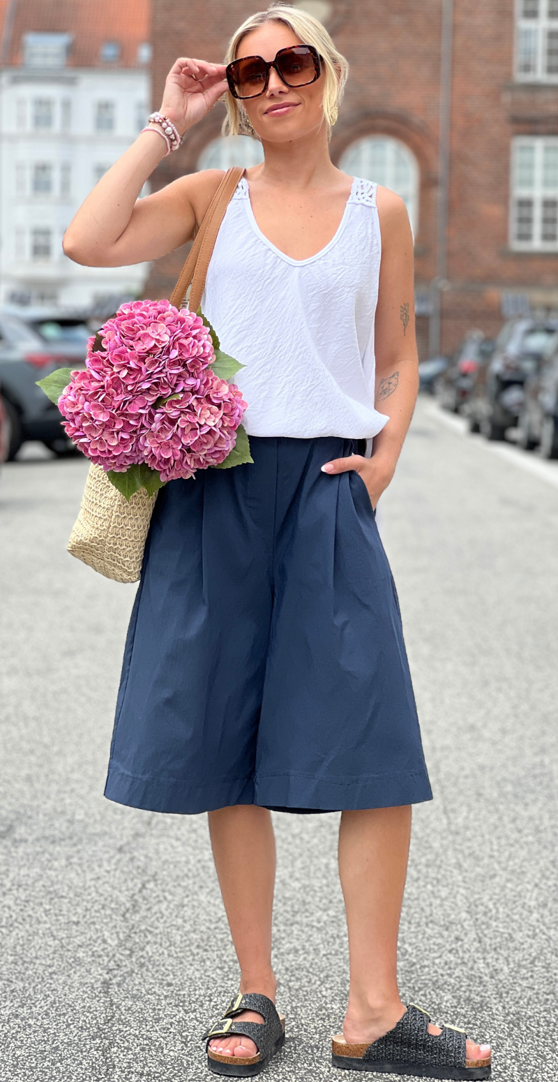 Emma bermuda ensfarvet shorts og bælte navy LikeLondon