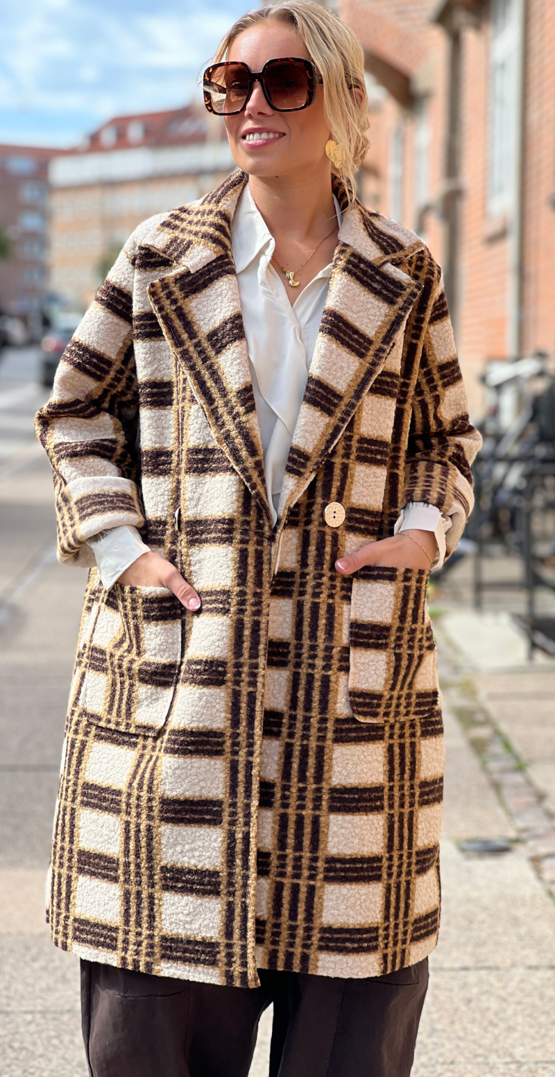 Edith ternet jakke med lommer og knapper beige LikeLondon