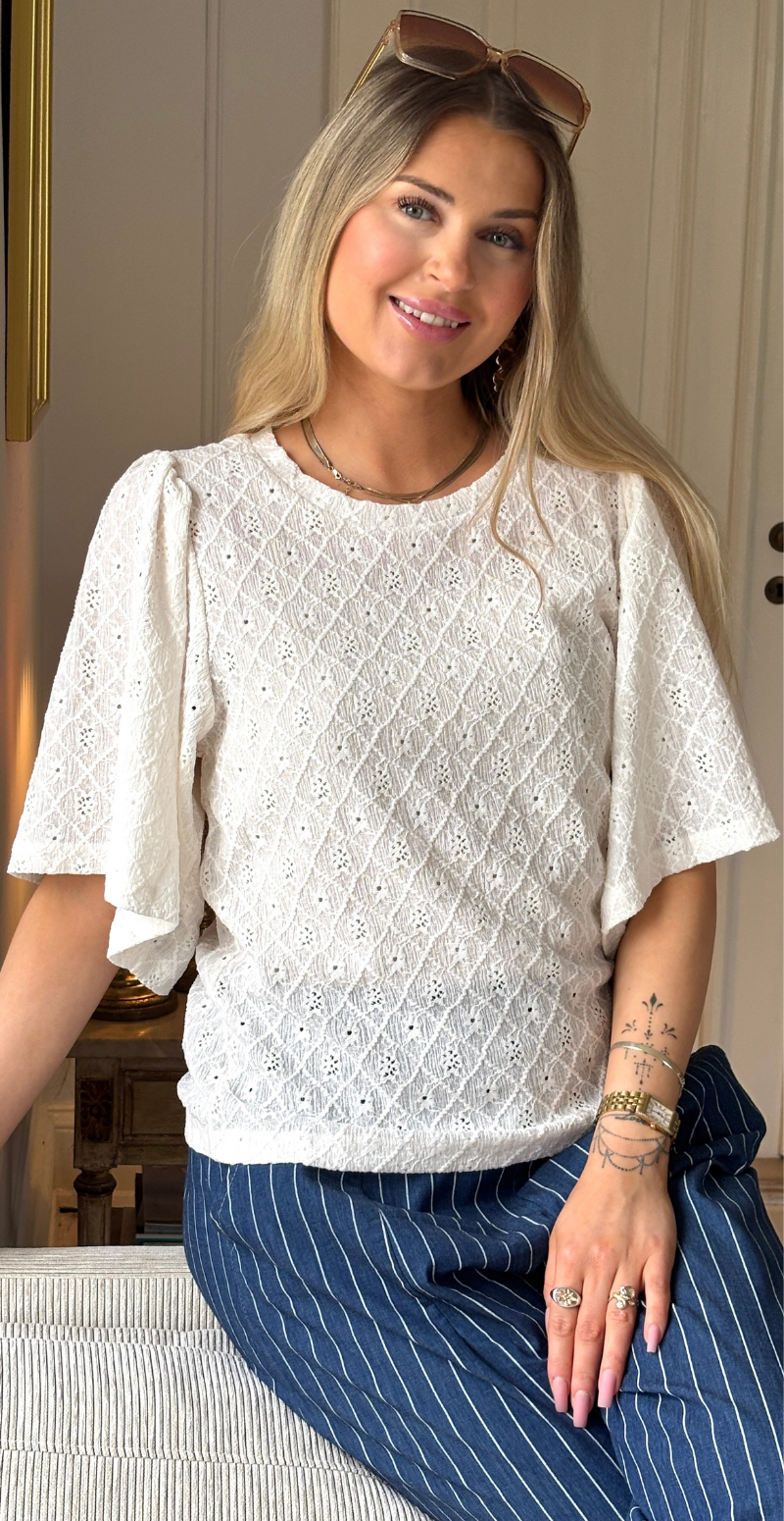 Kiona bluse med hulmønster star off-white Freequent