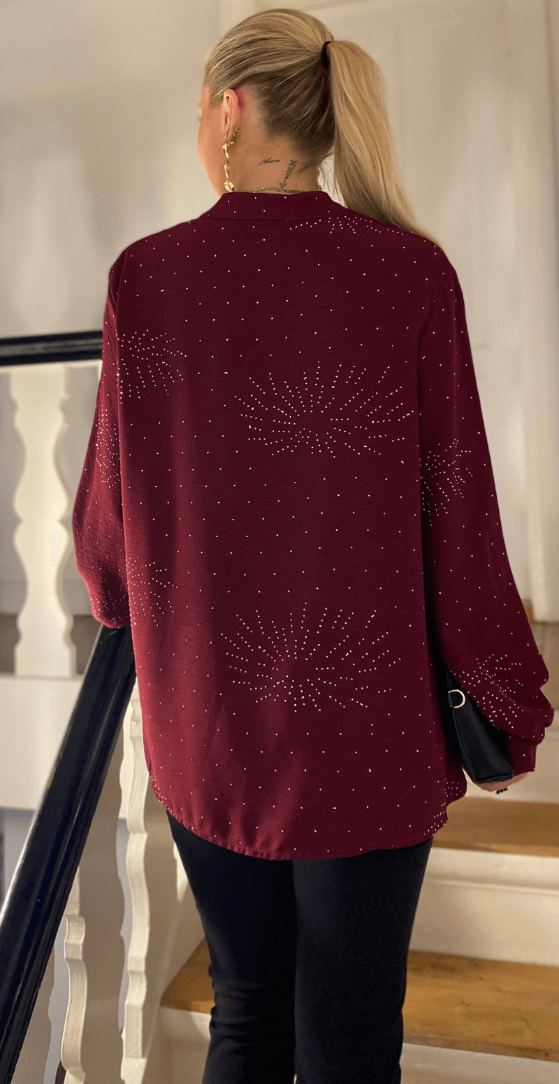Naomi bluse med V-hals og mønster med similisten bordeaux LikeLondon