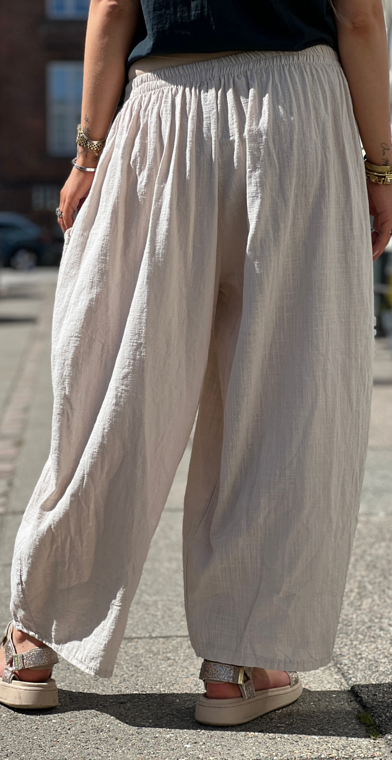 Gwen ensfarvet bukser med lommer beige LikeLondon