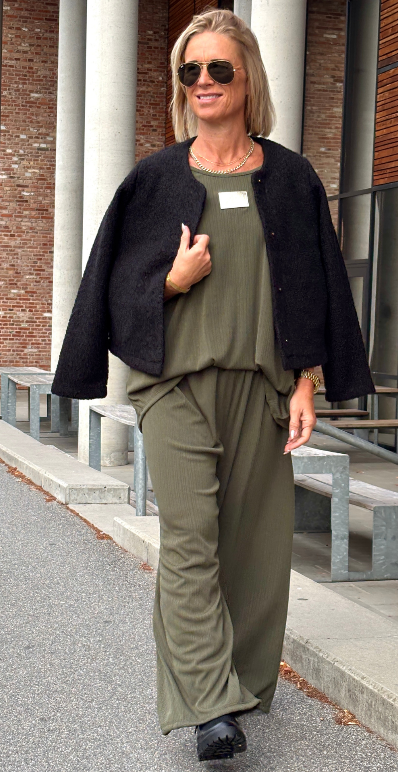 Tessie sæt med struktur og logo fortil bluse og bukser militare LikeLondon
