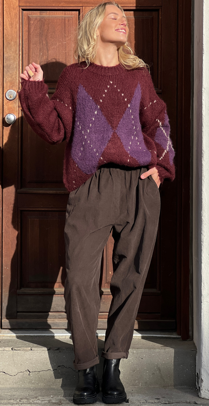 Lova uldstrik i alpaka med harlekin tern bordeaux LikeLondon