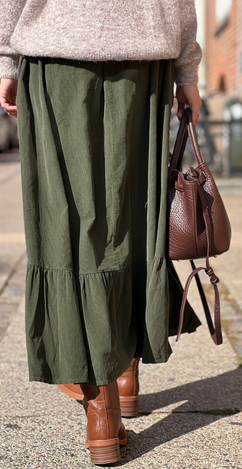 Moanna fløjlsnederdel med peplum nederst og skrålommer militare LikeLondon