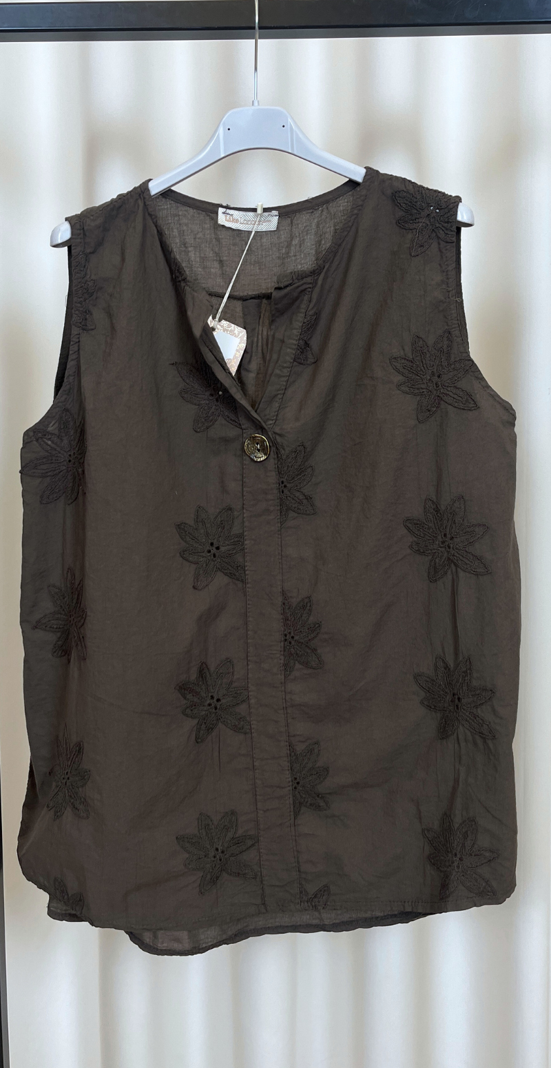 Vega ærmeløs bluse med broderi anglaise og bronzeknap brun LikeLondon