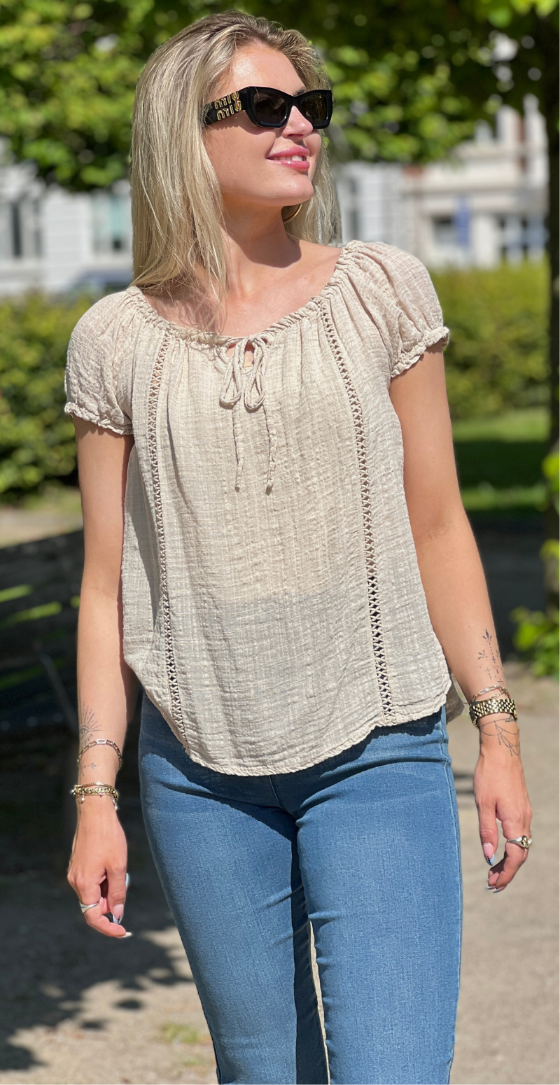Karin bluse med korte ærmer, bindebånd og hæklede detaljer beige LikeLondon