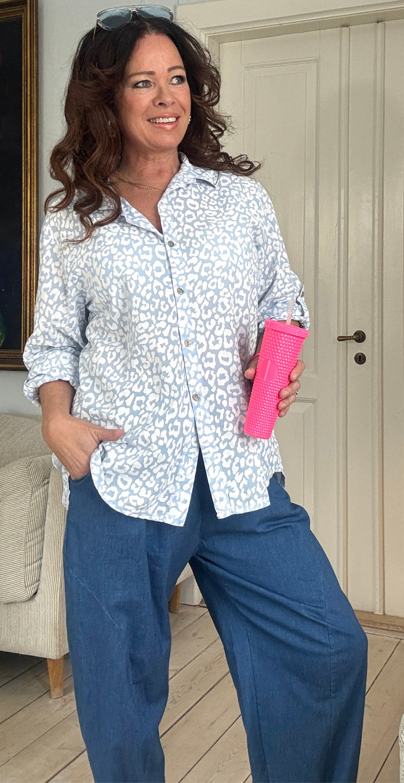 Piper skjorte med perlemorsknapper og leoprint skyblue LikeLondon