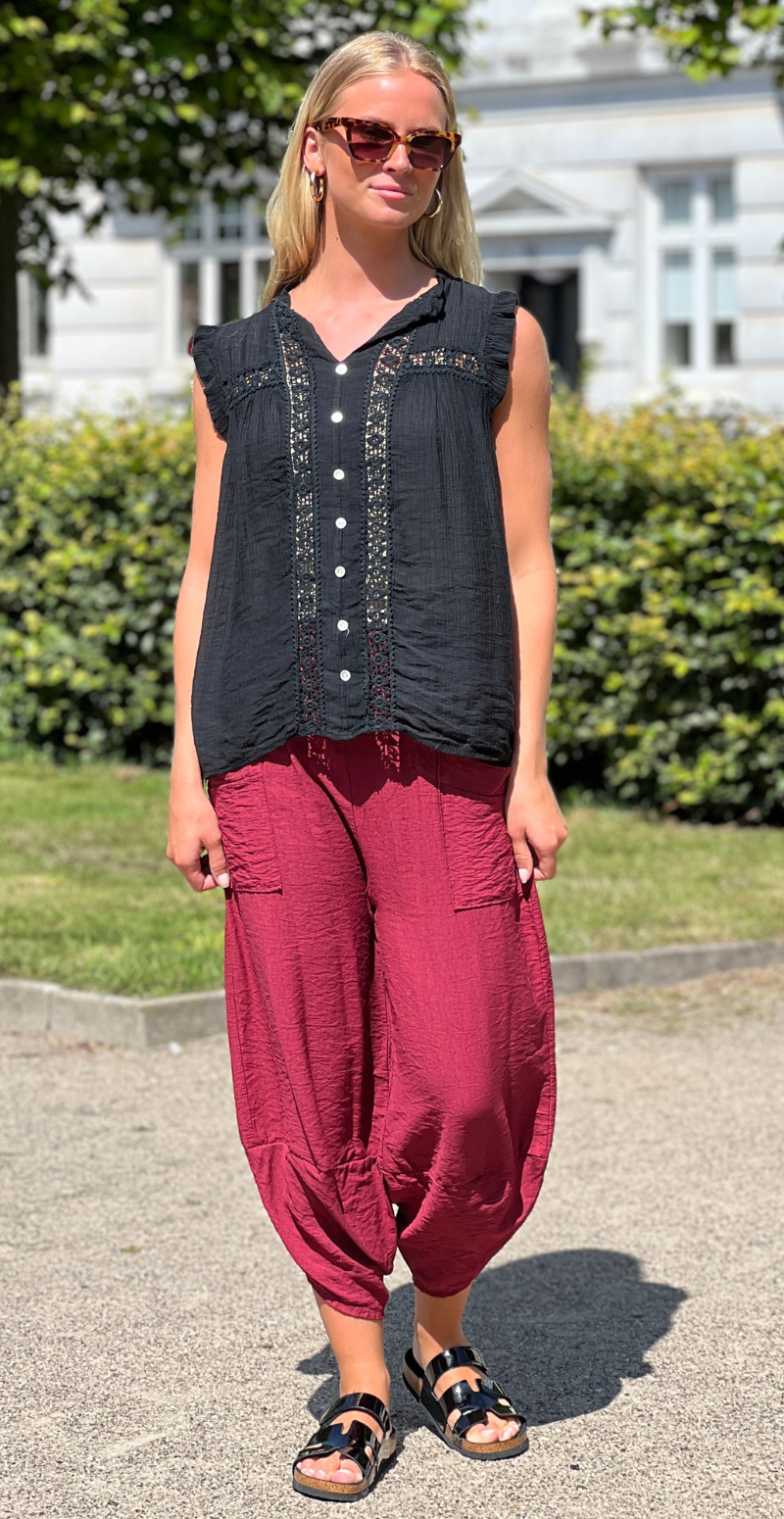 Alva bluse med knapper og blondedetalje sort LikeLondon