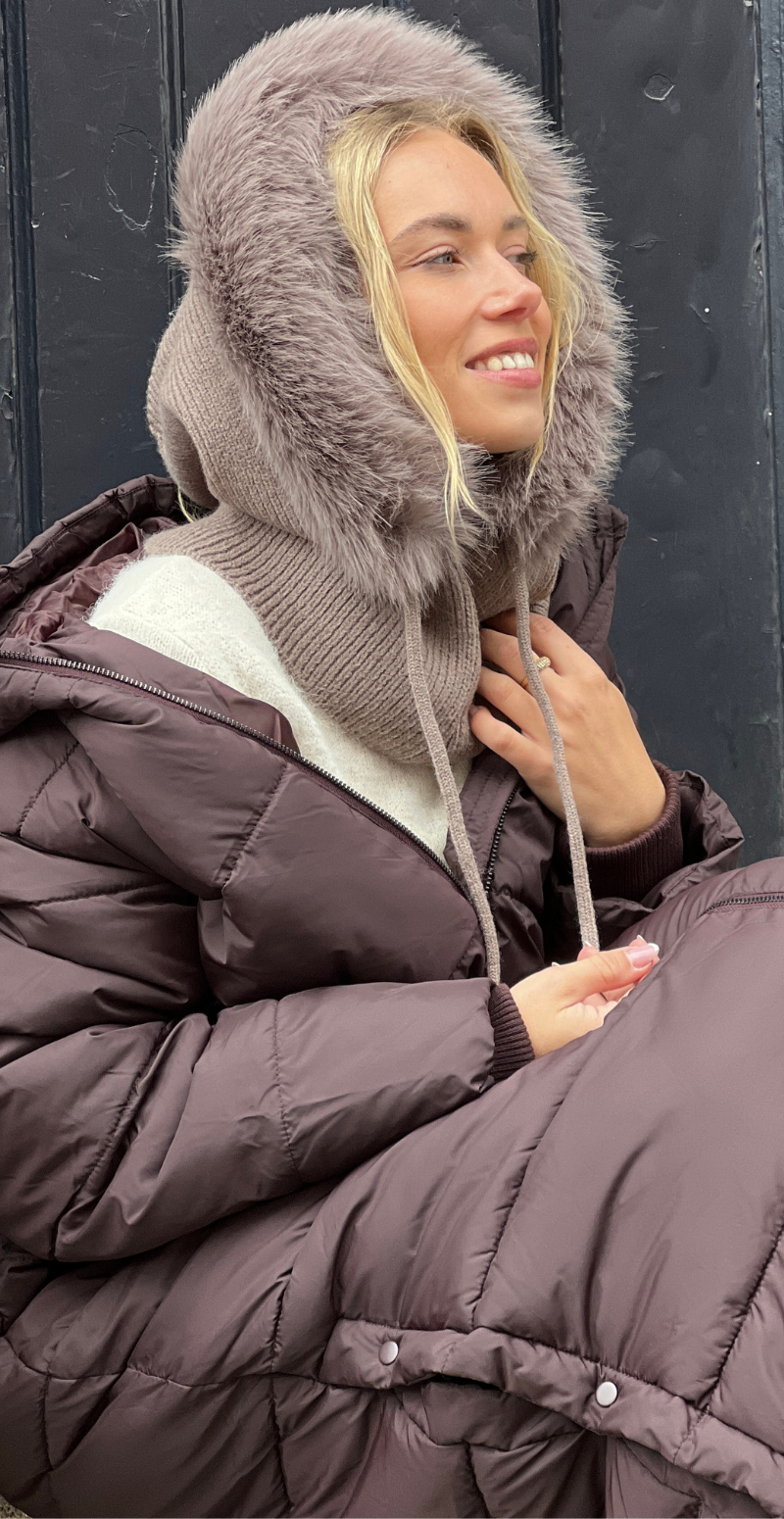 Balaclava med pelskant og snøre taupe LikeLondon