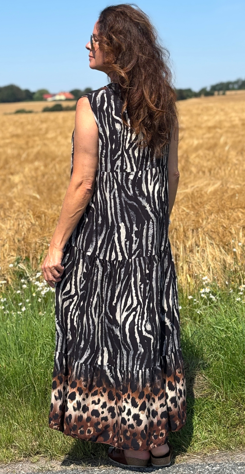 Alta kjole med dyreprint og peplum sort LikeLondon