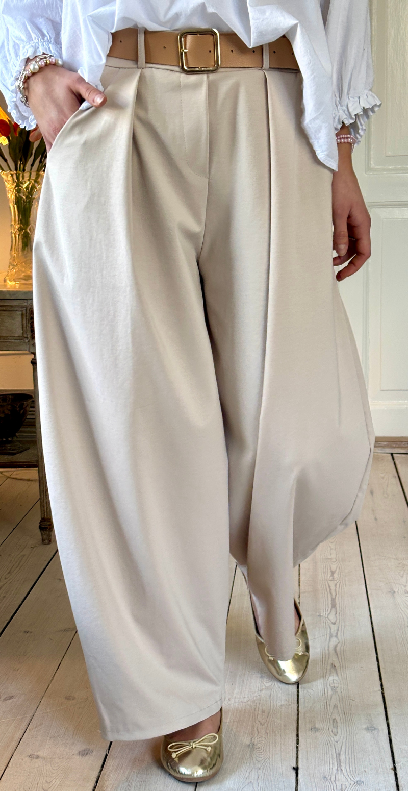 Forudbestil uge 11 Holly bukser i barrel-fit med læg foran beige LikeLondon