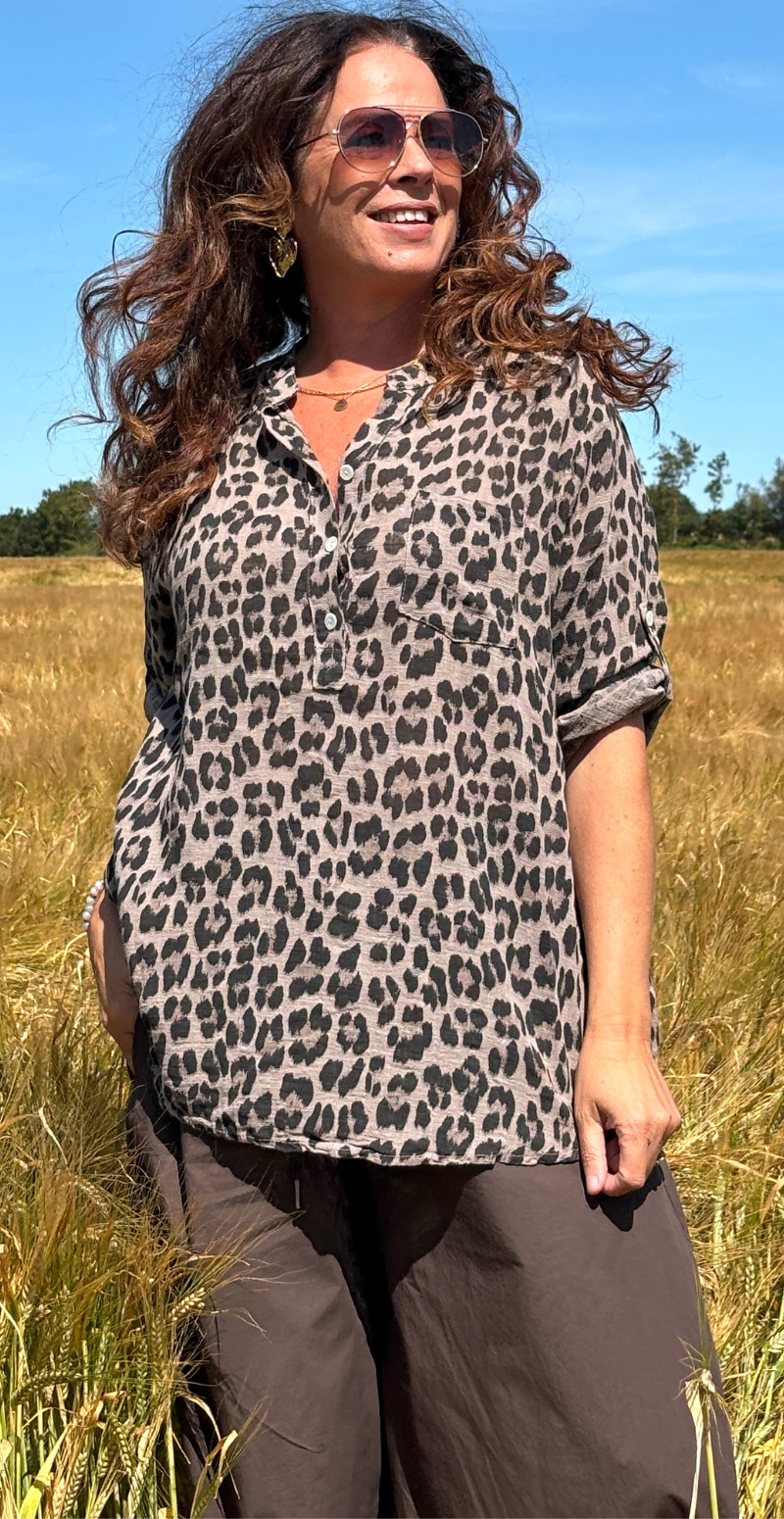 Amira bluse med lille brystlomme og leopardmønster fango LikeLondon