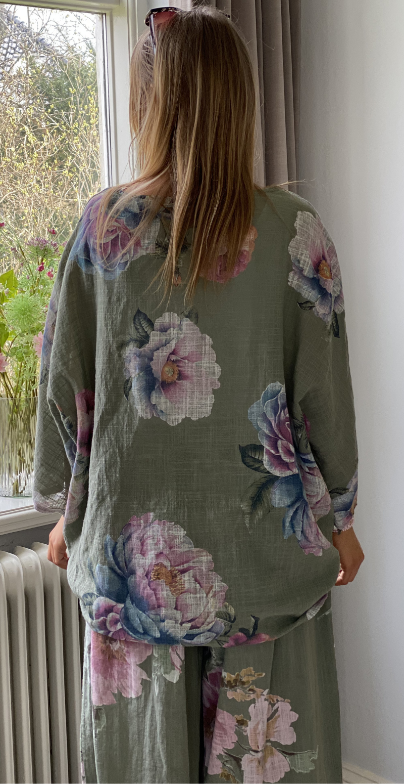 Forudbestil uge 18 Feodora blomstret bluse med vidde og halskæde khaki LikeLondon