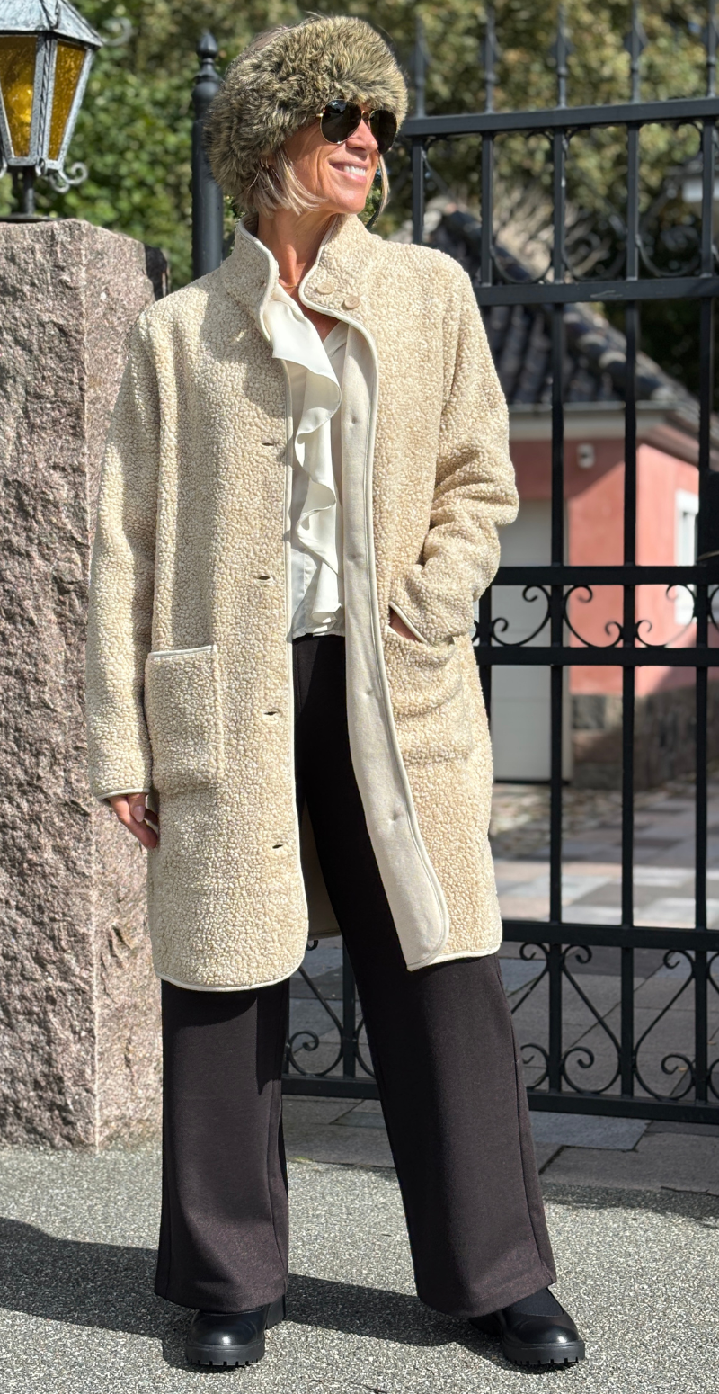 Patricia lang jakke i teddylook med lommer sand LikeLondon