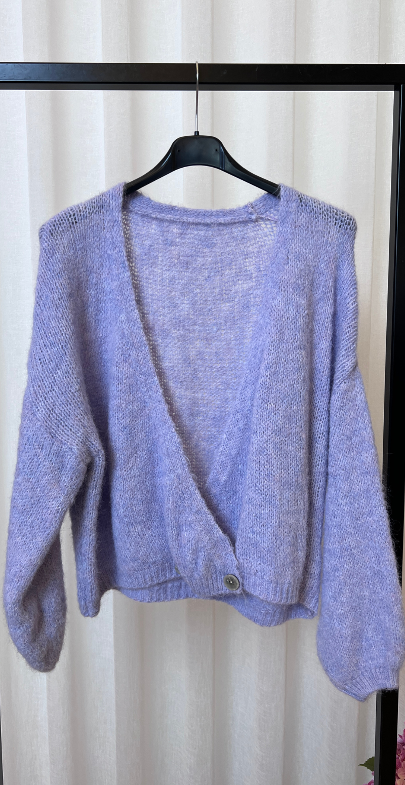 Kitty strikcardigan med wrapeffekt og knapper lilla LikeLondon
