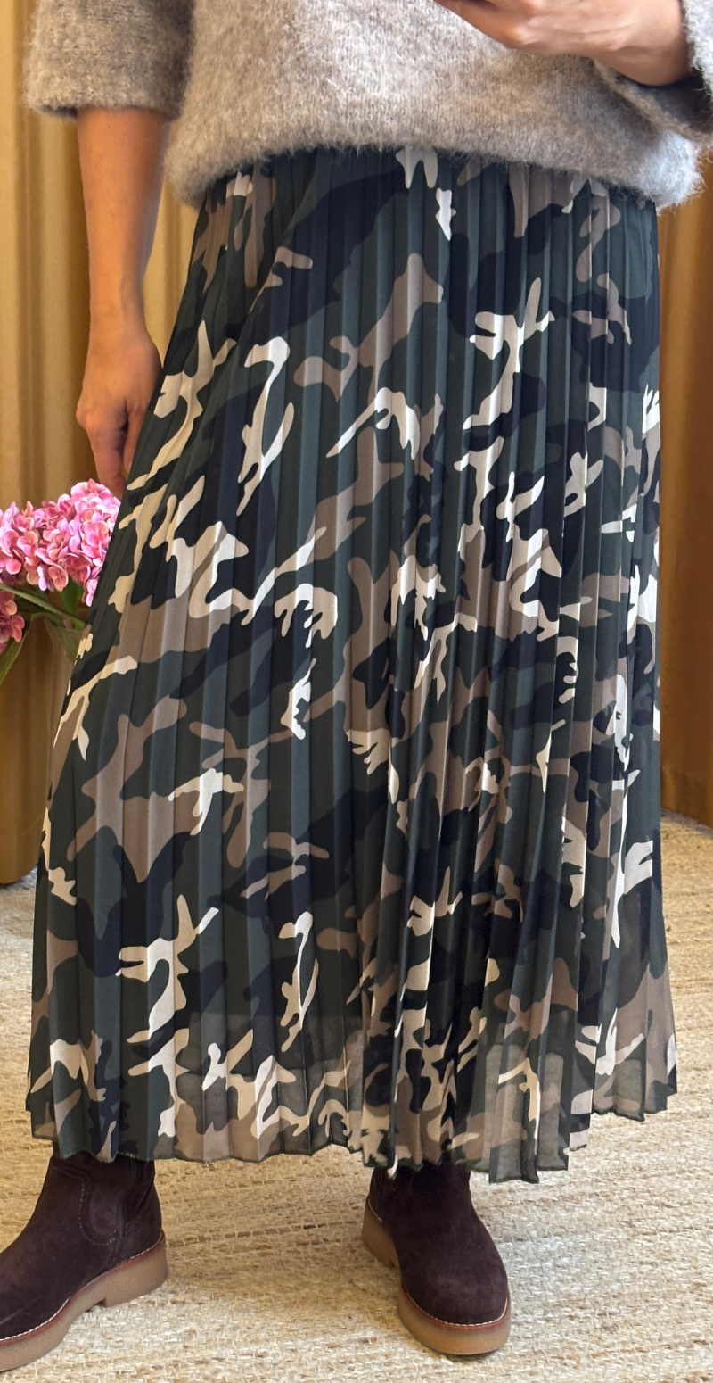 Robyn plisseret nederdel med camouflage print khaki LikeLondon