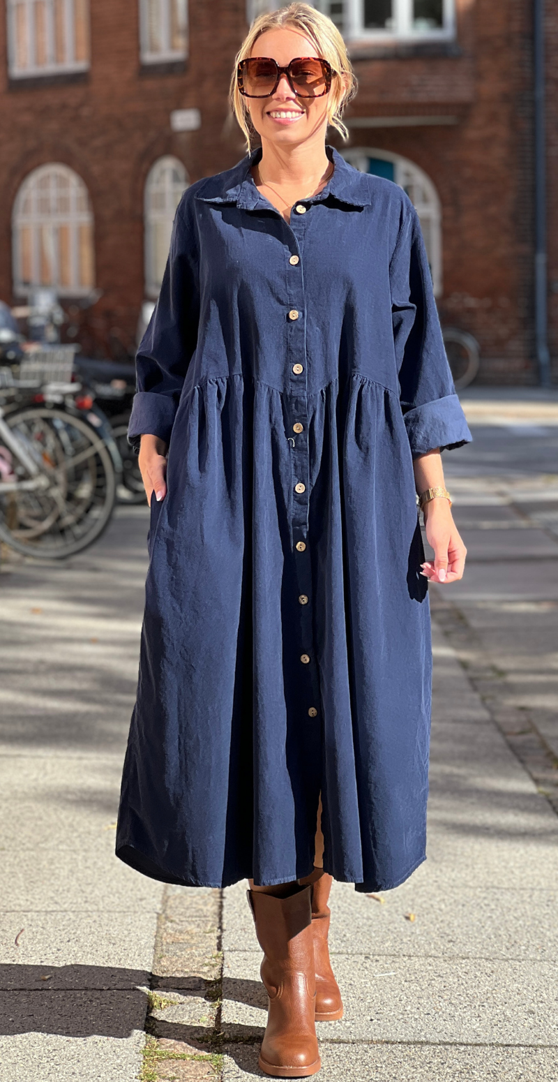 Benedikte fløjlskjole med rynker og knapper navy LikeLondon