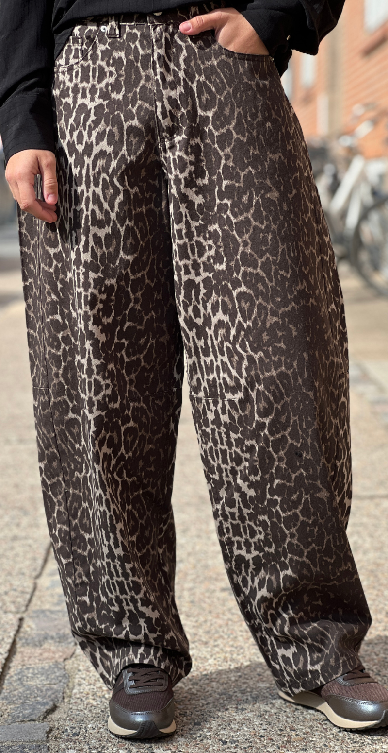 Rinna barrel jeans med leopardprint oyster gray w. granite gray Freequent