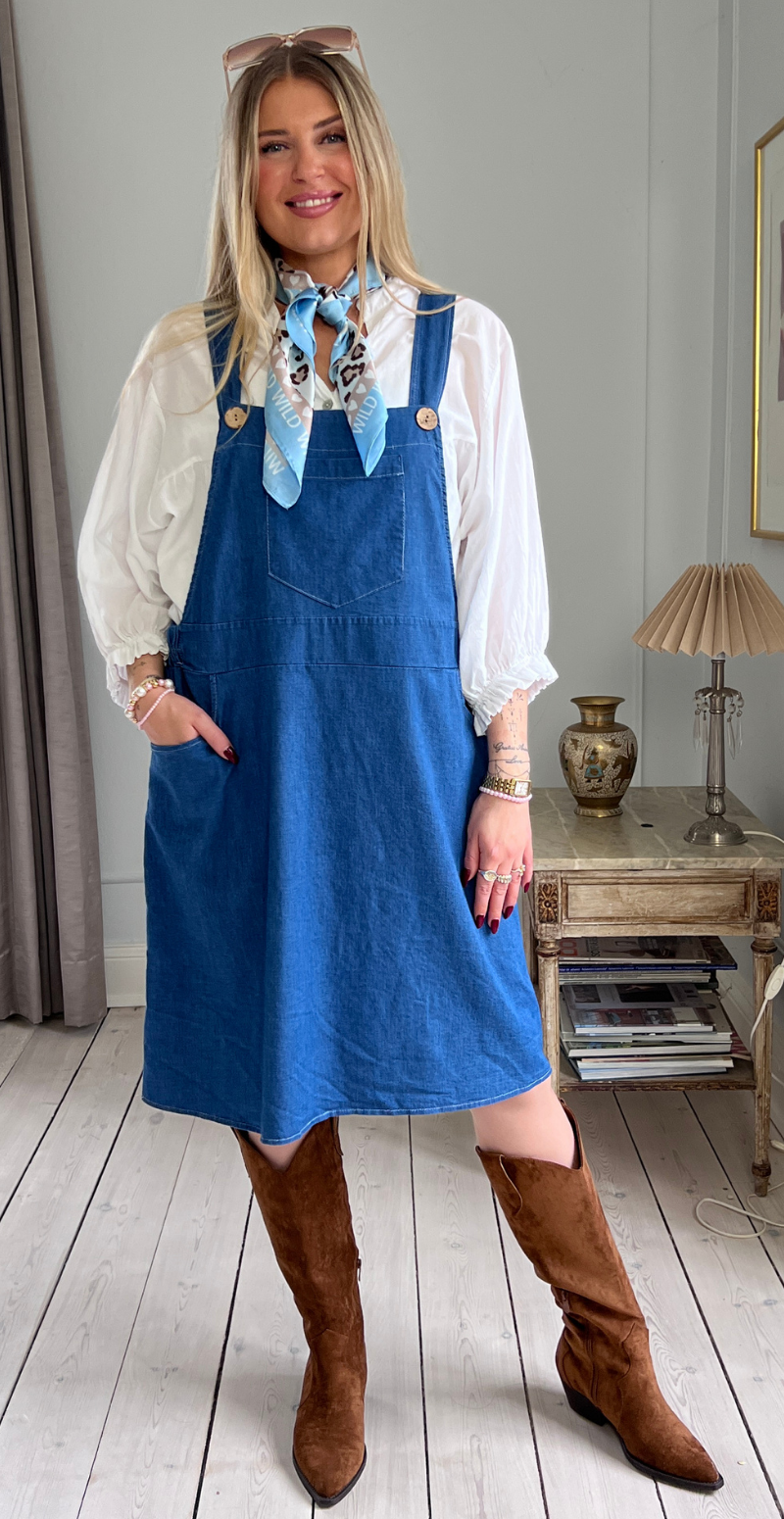 Amber kort denimspencer med træknapper og lomme foran medium jeans LikeLondon