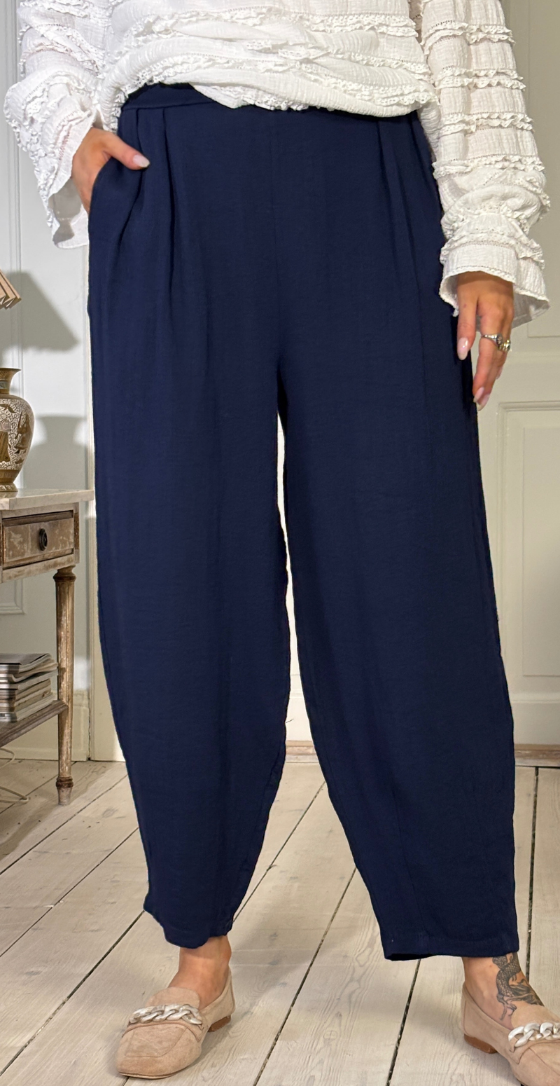 Forudbestil uge 9 Sutton bukser i barrel-fit med læg foran navy LikeLondon