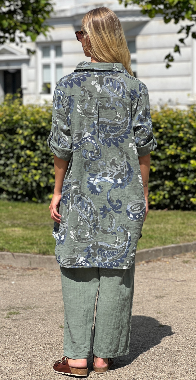 Melanie tunika med paisleyprint og lomme khaki LikeLondon
