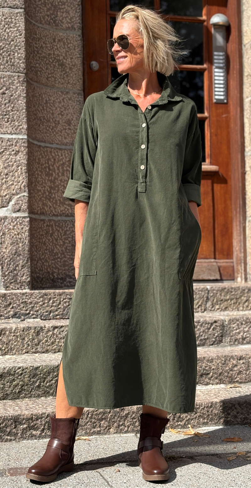 Maja fløjlskjole med stolpelukning og store lommer militare LikeLondon
