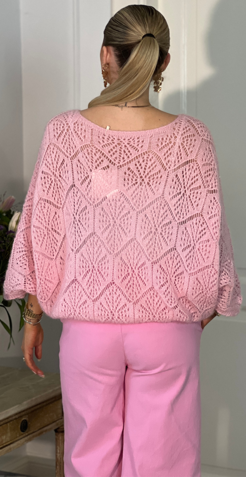 Gamma strikbluse med hulmønster rosa LikeLondon By Christina