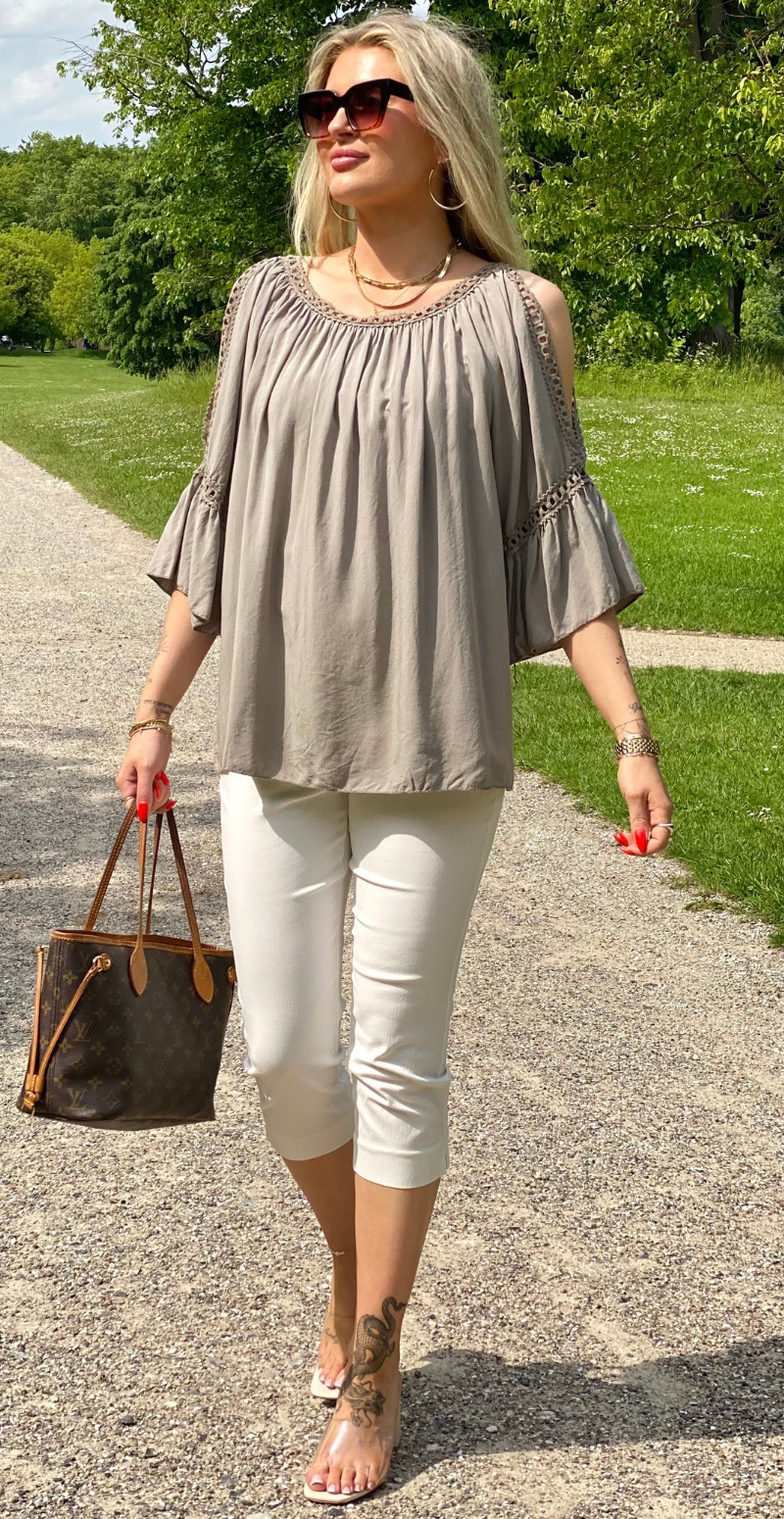 Arabella bluse med blondekanter og åben ved skulderen fango LikeLondon